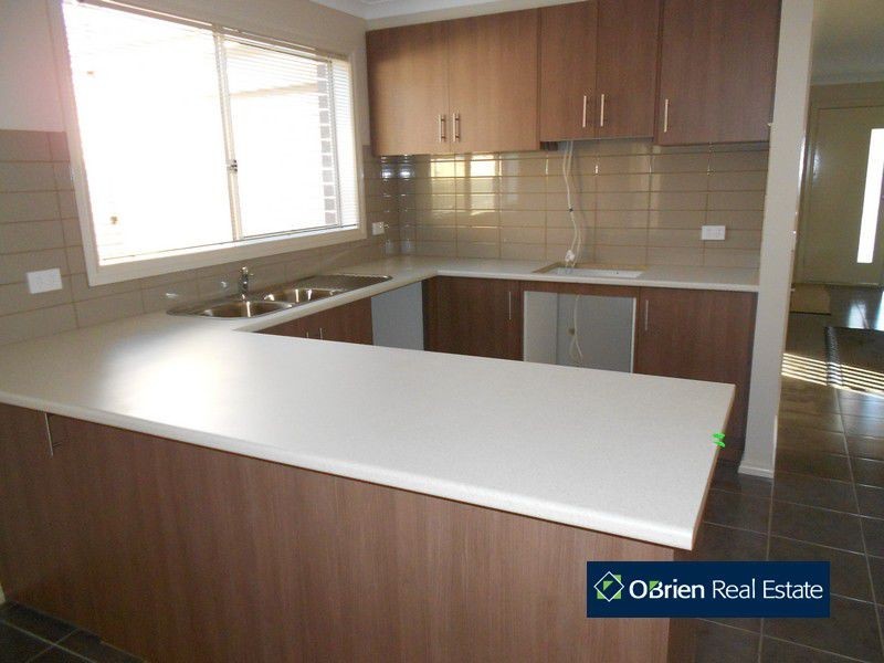 18 Blackledge Drive, Cranbourne East VIC 3977