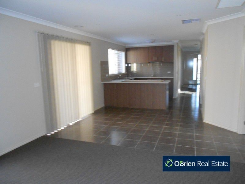 18 Blackledge Drive, Cranbourne East VIC 3977