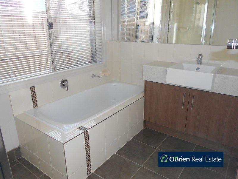 18 Blackledge Drive, Cranbourne East VIC 3977