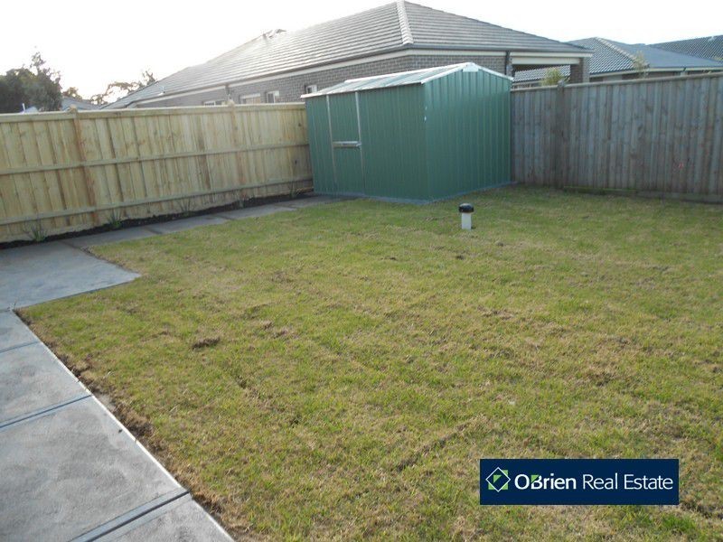 18 Blackledge Drive, Cranbourne East VIC 3977