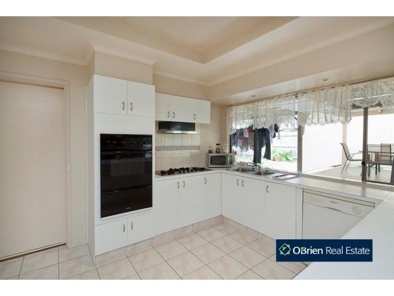 10 Marnebeck Court, Cranbourne VIC 3977