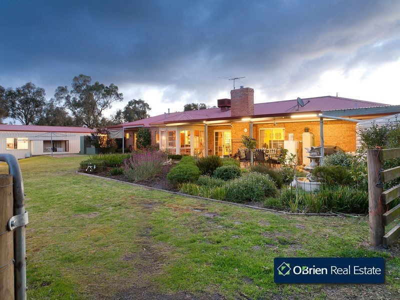 18 Walter Way, Cranbourne South VIC 3977