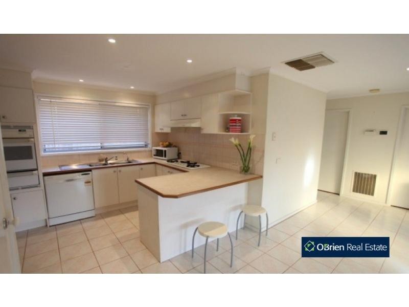 2 Bamboo Court, Cranbourne North VIC 3977