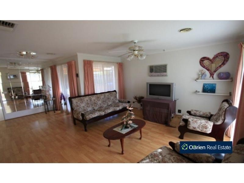 2 Bamboo Court, Cranbourne North VIC 3977