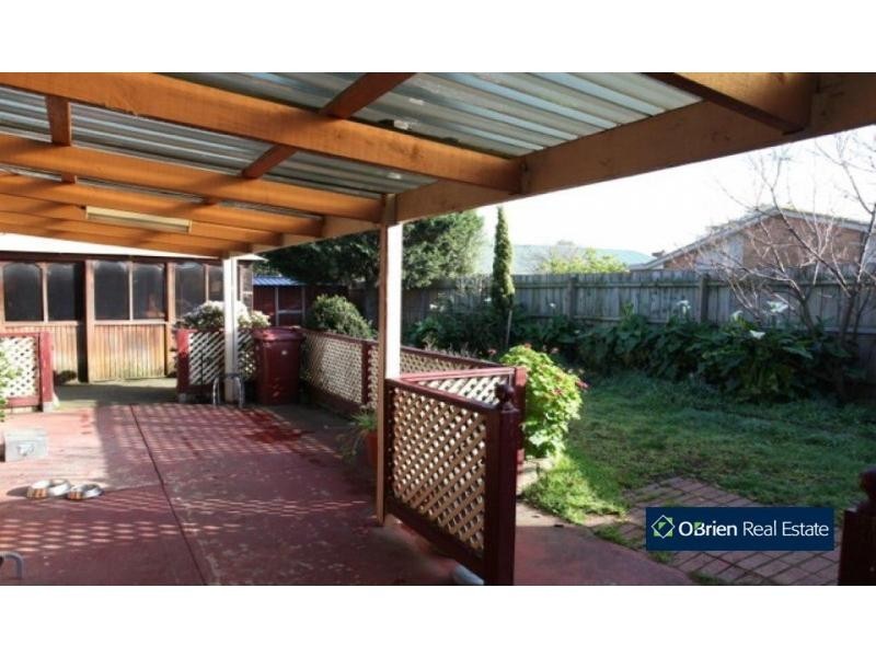 2 Bamboo Court, Cranbourne North VIC 3977