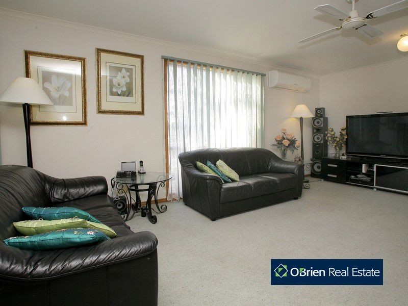 2 Dobson Crescent, Lynbrook VIC 3975
