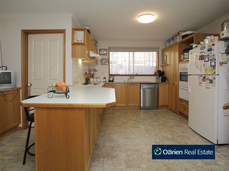 2 Dobson Crescent, Lynbrook VIC 3975