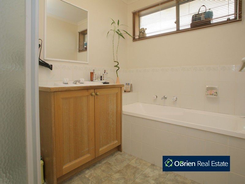 2 Dobson Crescent, Lynbrook VIC 3975