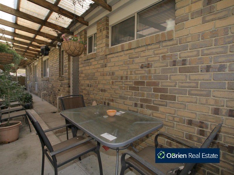 2 Dobson Crescent, Lynbrook VIC 3975
