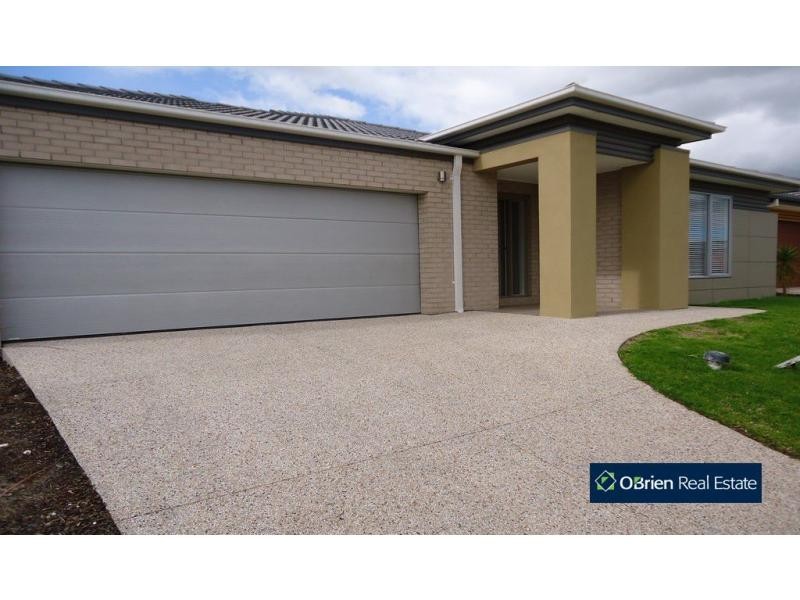 19 Connewarra Crescent, Cranbourne North VIC 3977