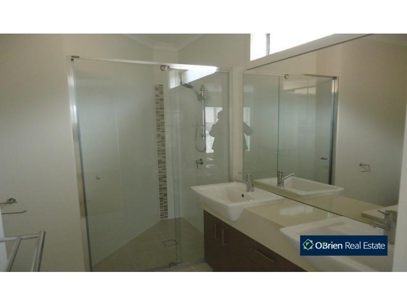 19 Connewarra Crescent, Cranbourne North VIC 3977