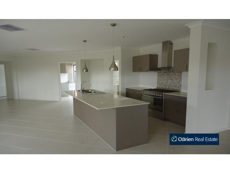 19 Connewarra Crescent, Cranbourne North VIC 3977