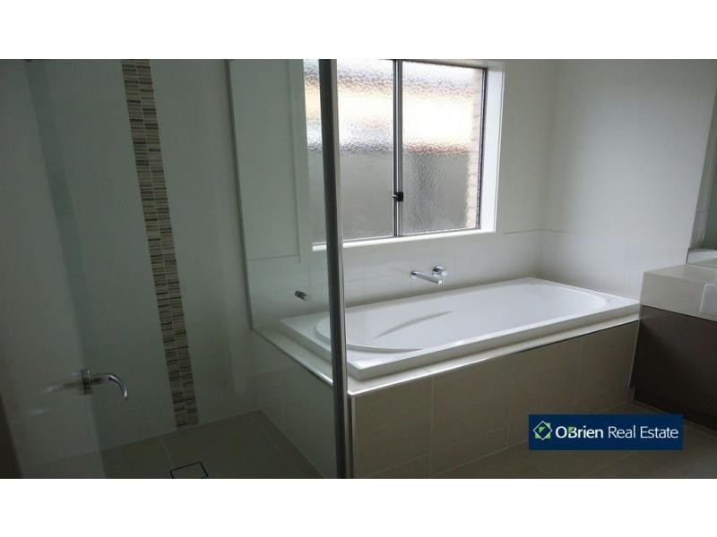 19 Connewarra Crescent, Cranbourne North VIC 3977