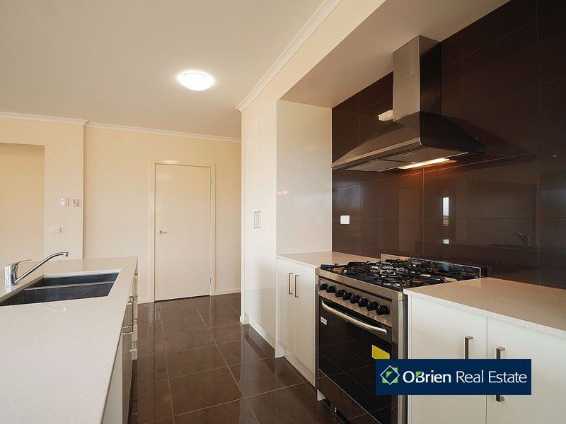 11 Hemingway Grove, Cranbourne VIC 3977