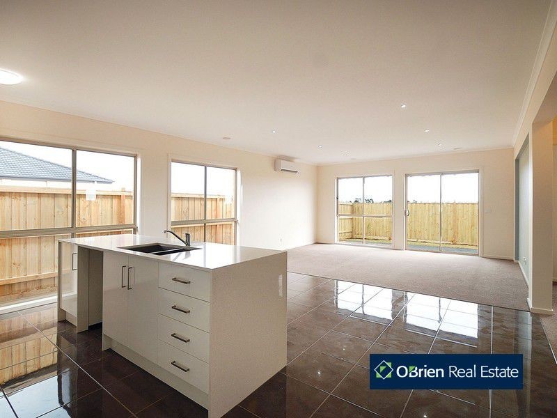 11 Hemingway Grove, Cranbourne VIC 3977