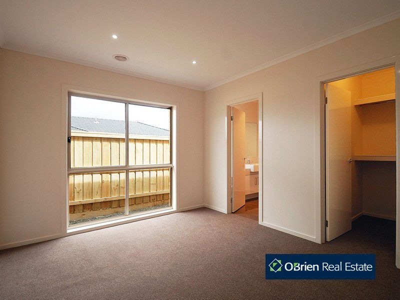 11 Hemingway Grove, Cranbourne VIC 3977