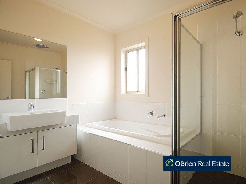 11 Hemingway Grove, Cranbourne VIC 3977