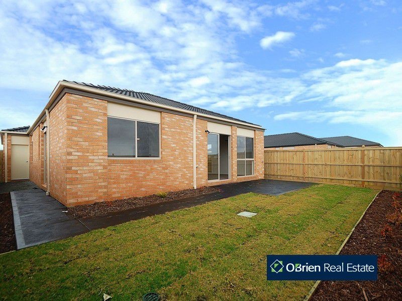 11 Hemingway Grove, Cranbourne VIC 3977