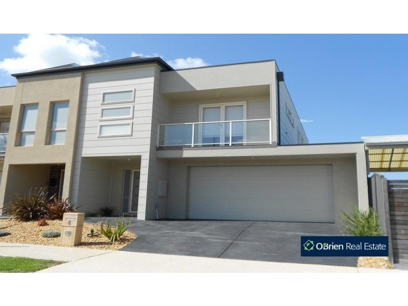 4 Wembley Circuit, Pakenham VIC 3810