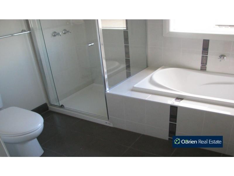 4 Wembley Circuit, Pakenham VIC 3810