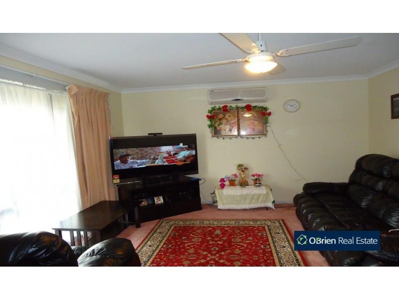 12 Raffindale Crescent, Cranbourne West VIC 3977