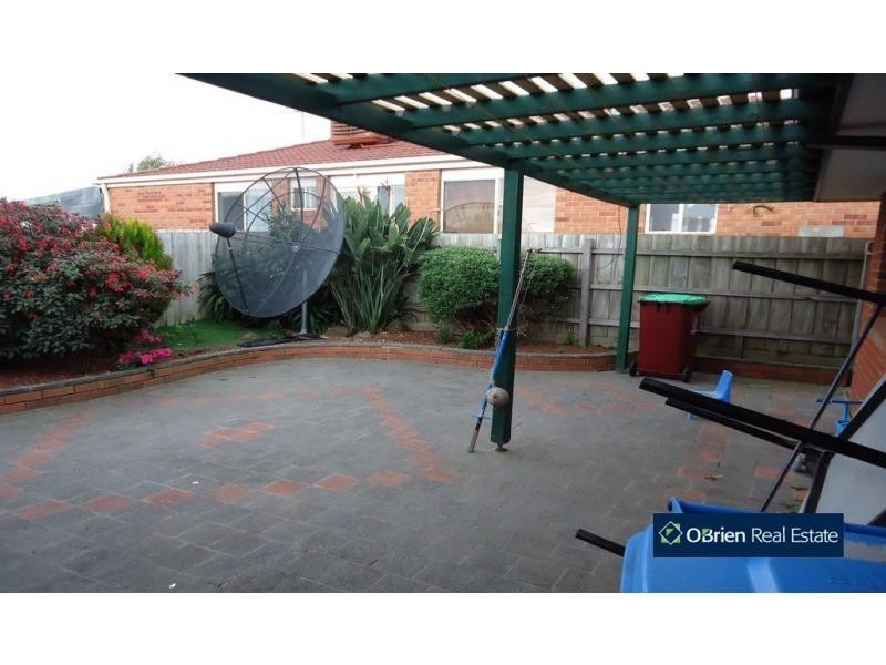 12 Raffindale Crescent, Cranbourne West VIC 3977