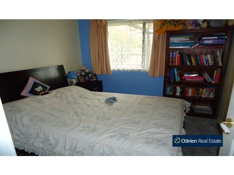 12 Raffindale Crescent, Cranbourne West VIC 3977