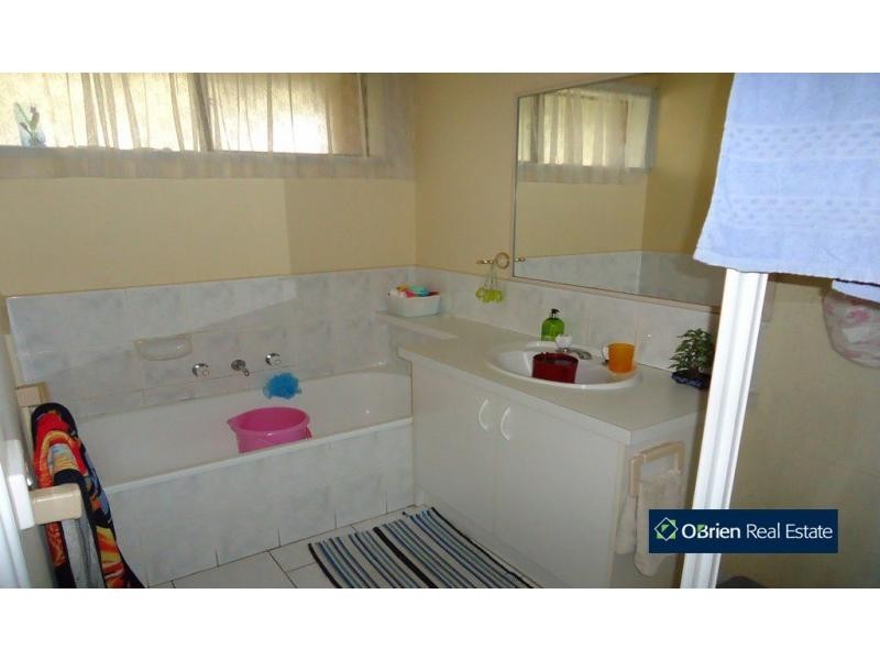 12 Raffindale Crescent, Cranbourne West VIC 3977