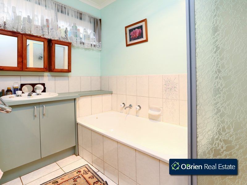 13 Dean Court, Cranbourne West VIC 3977