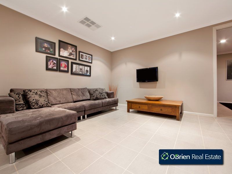 9 Yammerbook Way, Cranbourne East VIC 3977