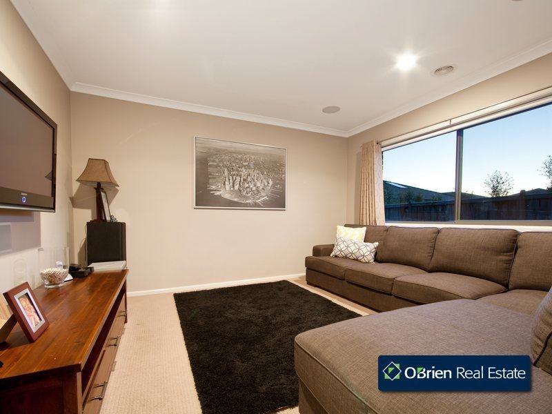 9 Yammerbook Way, Cranbourne East VIC 3977