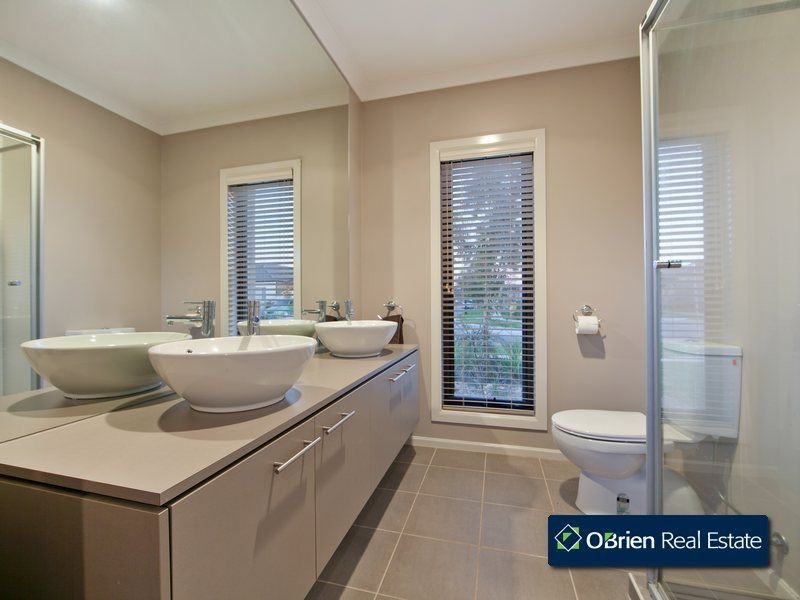 9 Yammerbook Way, Cranbourne East VIC 3977