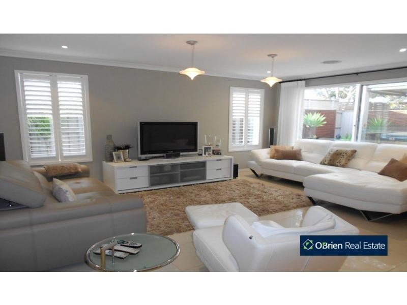 7 Don Collins Way, Berwick VIC 3806