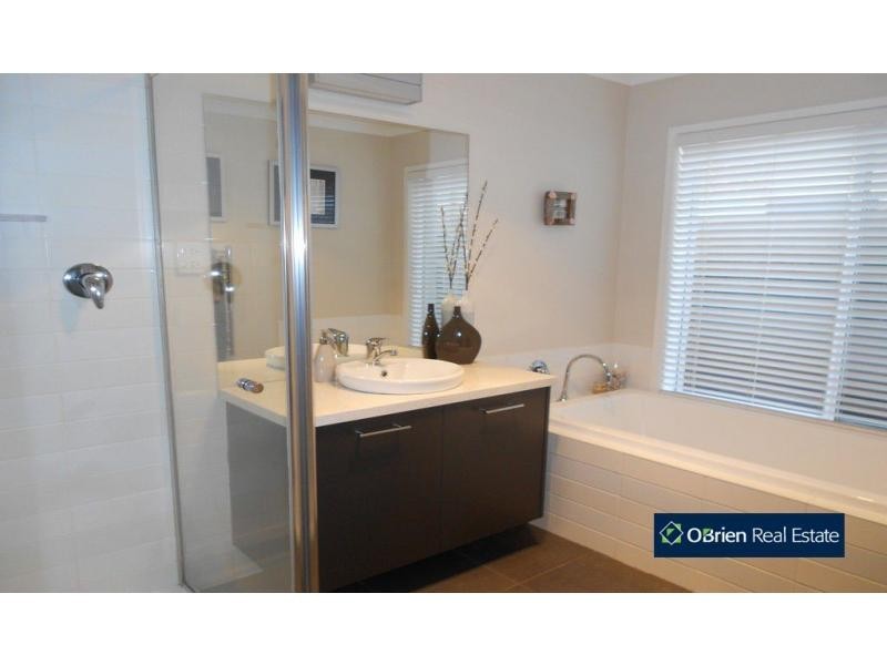 7 Don Collins Way, Berwick VIC 3806