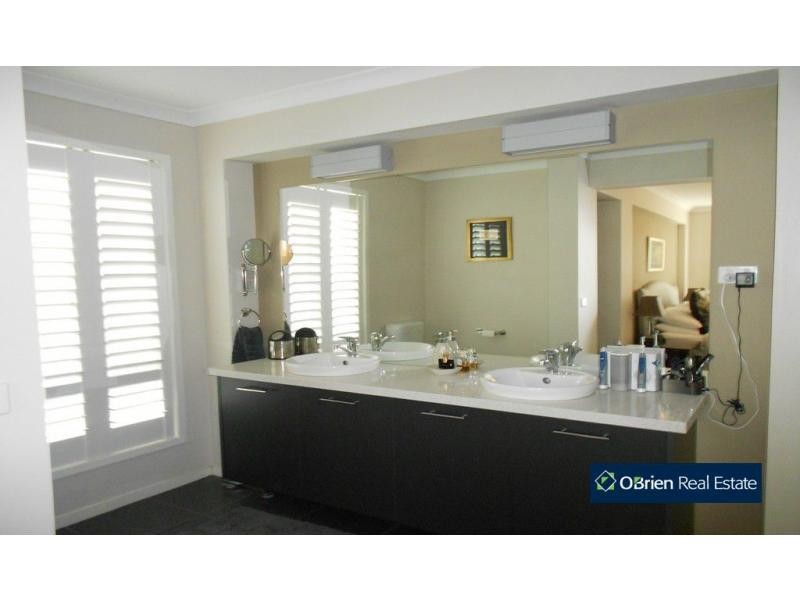 7 Don Collins Way, Berwick VIC 3806