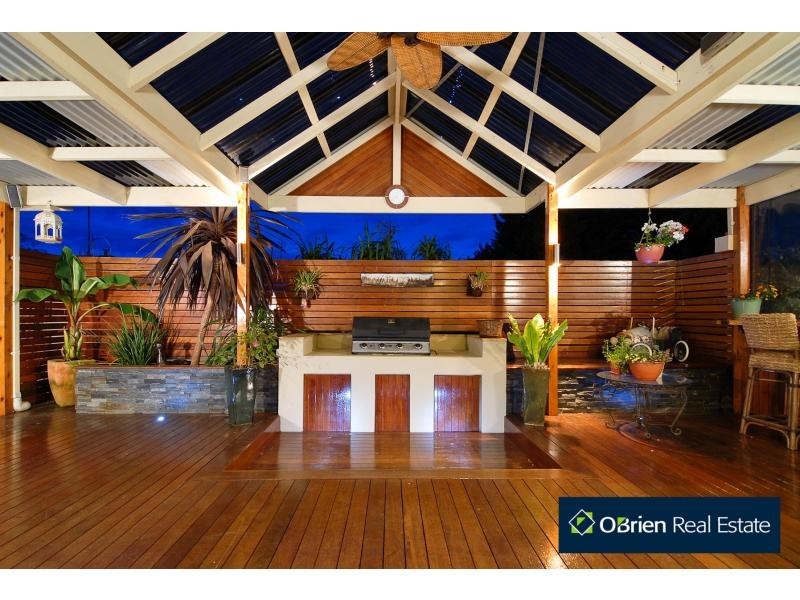 32 Leigh Drive, Pakenham VIC 3810