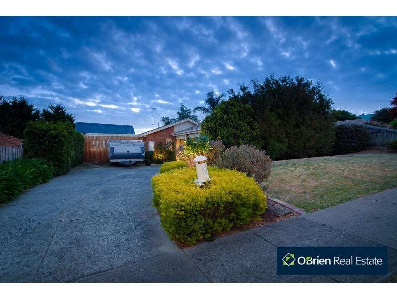 32 Leigh Drive, Pakenham VIC 3810