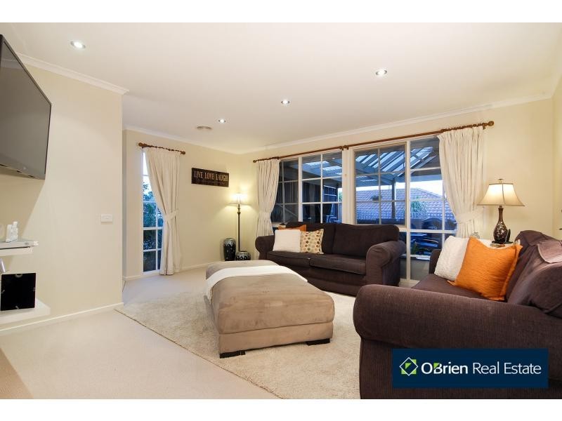 32 Leigh Drive, Pakenham VIC 3810