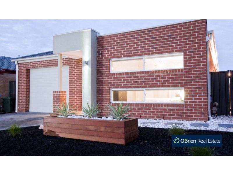 51 Abrus Circuit, Cranbourne North VIC 3977