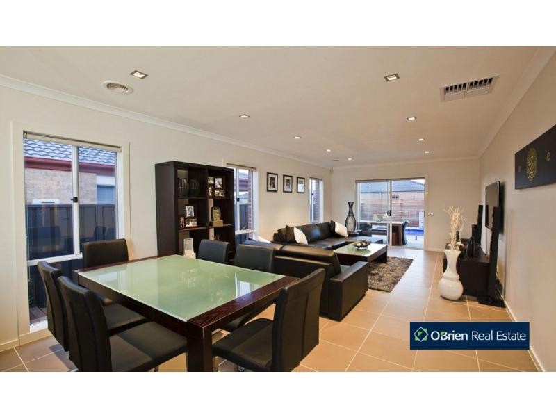 51 Abrus Circuit, Cranbourne North VIC 3977