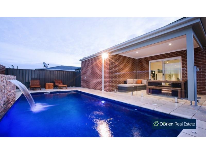 51 Abrus Circuit, Cranbourne North VIC 3977