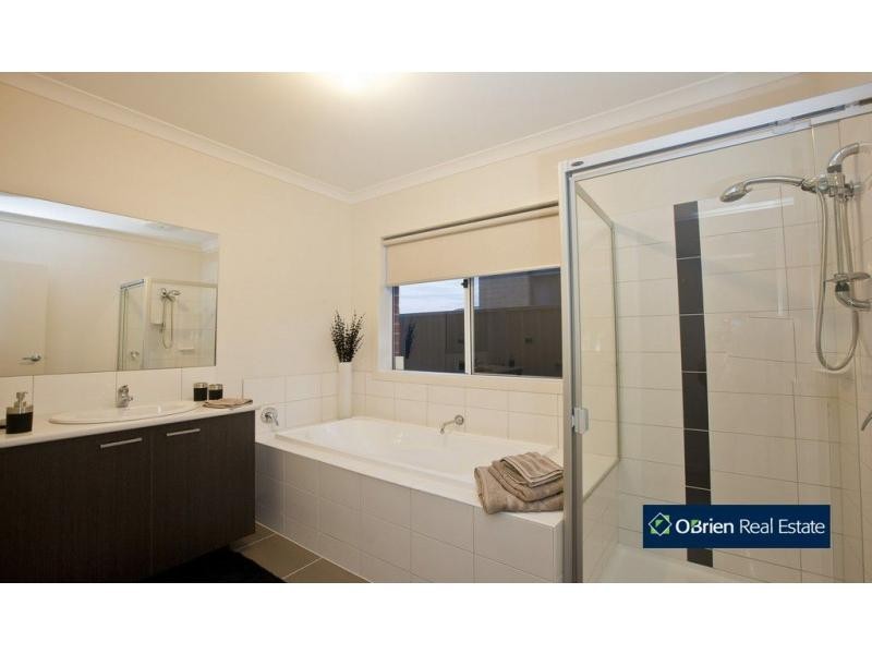 51 Abrus Circuit, Cranbourne North VIC 3977