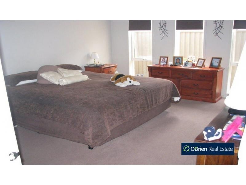 32 Downing Square, Pakenham VIC 3810