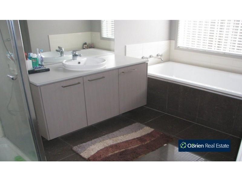 32 Downing Square, Pakenham VIC 3810