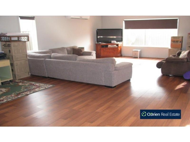 32 Downing Square, Pakenham VIC 3810