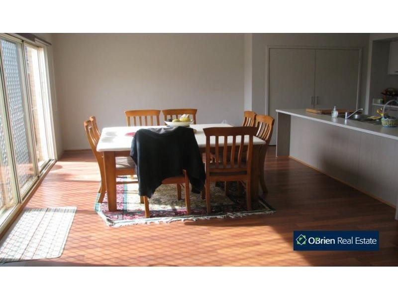 32 Downing Square, Pakenham VIC 3810