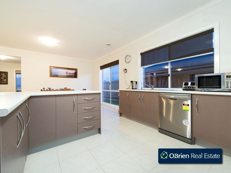 8 Rocky Street, Cranbourne East VIC 3977