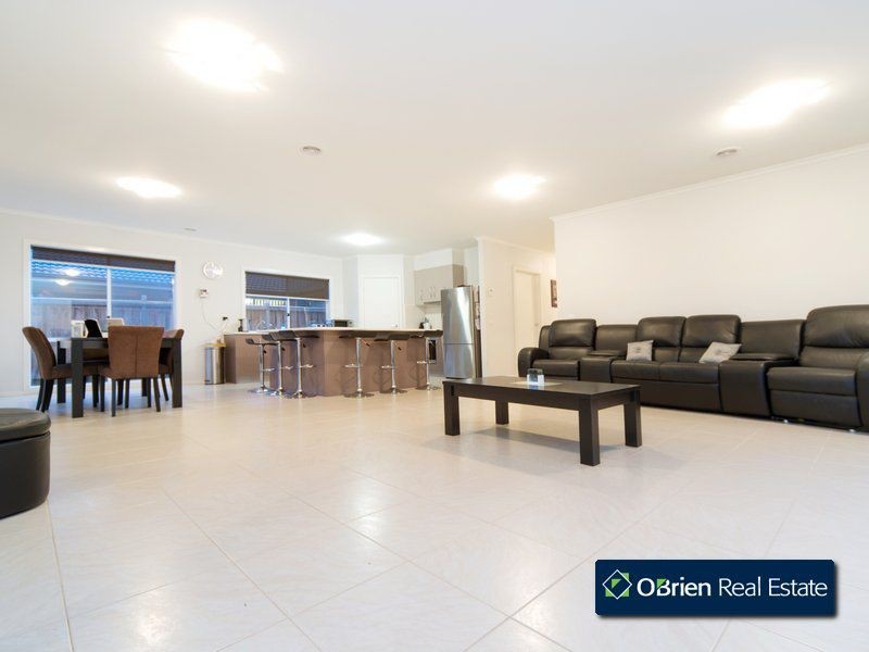 8 Rocky Street, Cranbourne East VIC 3977