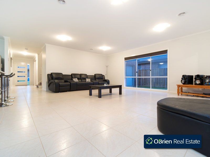 8 Rocky Street, Cranbourne East VIC 3977