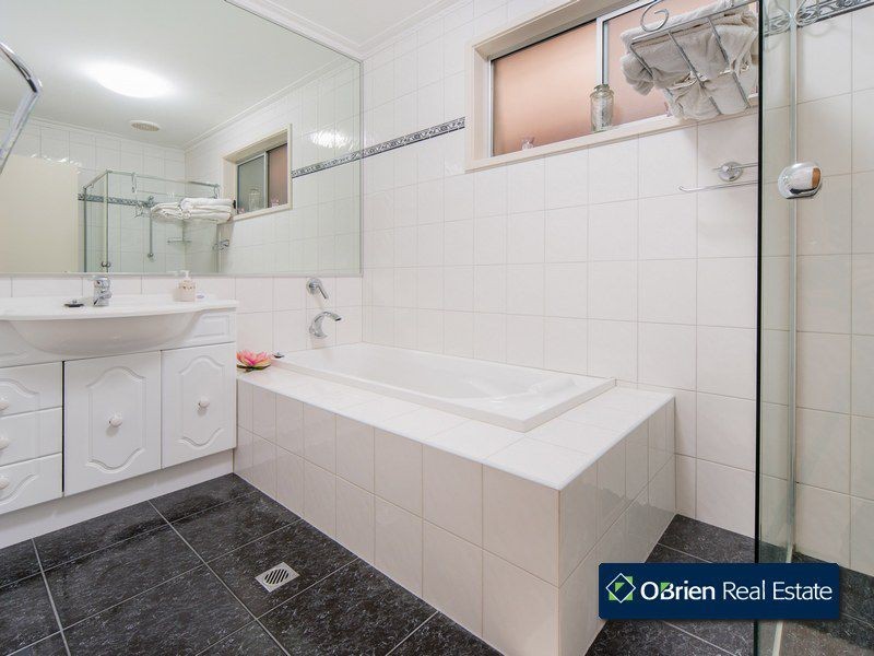 8 Ridge Road, Berwick VIC 3806